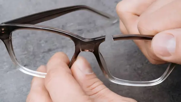 closeup-man-s-hands-holding-broken-frame-glasses-young-optometrist-holding-his-hands-recked-eyeglasses-ribs_403156-271